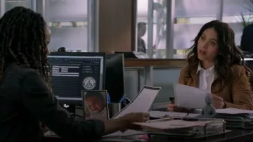 Sezane Will Jacket Camel Suede porté par Angela Lopez (Alyssa Diaz) tel que vu dans The Rookie (S08E02)