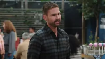 Théorie : Chemise Irving portée par Gabriel (Seann William Scott) telle que vue dans Shifting Gears (S02E10)