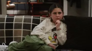 Sudadera gráfica de algodón Re/Done x Mickey Mouse usada por Georgia (Barrett Margolis) vista en Shifting Gears (S02E10)