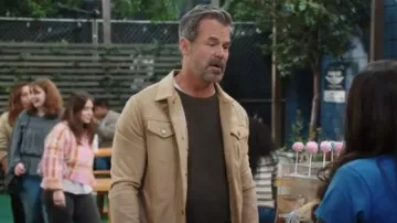 Veste en faux daim Monfrère Dean portée par Matt Parker (Tim Allen) telle que vue dans Shifting Gears (S02E10)