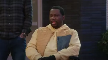 Gilet extensible Backcountry Peale Primaloft Stitch Free Baffle porté par Stitch (Daryl Mitchell) tel que vu dans Shifting Gears (S02E10)