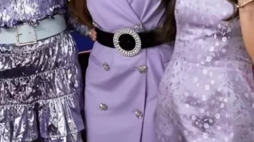 Blazer embelli violet porté par (Jade Castillo) en Electric Bloom