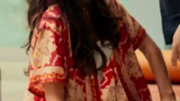 Veste imprimée portée par Lance Corkoran (Roxane) dans The Night Manager