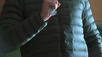 Doudoune portée par Jonathan Pine (Tom Hiddleston) dans The Night Manager