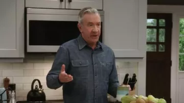 Wallace & Barnes chemise japonaise Selvedge Chambray portée par Matt Parker (Tim Allen) telle que vue dans Shifting Gears (S02E10)