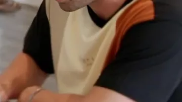 T-shirt colorblock porté par (Chris Hahn) dans les règles Vanderpump