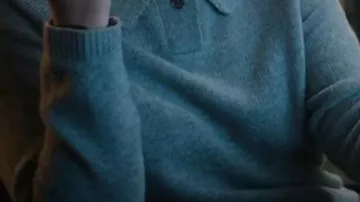 Sweat gris porté par Angela Burr (Philip Pullman) dans The Night Manager