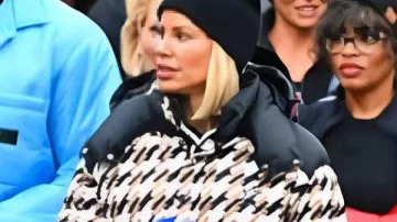 Les Traîtres US S4 Caroline Stanbury Manteau doudoune pied-de-poule porté par (Caroline Stanbury) dans The Traitors