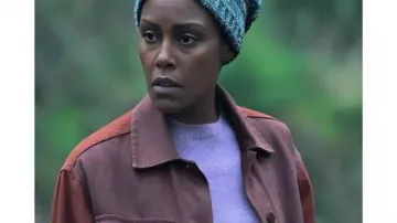 Hijack S2 Christine Adams Brown Jacket portée par Marsha Nelson-Smith (Christine Adams) lors d’Hijack