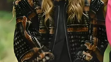 Veste à carreaux portée par (Tara Lipinski) dans The Traitors