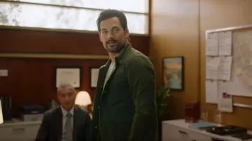 Veste Rogue Territory Men’s Ridgeline Supply verte portée par Cole Ellis (Giacomo Gianniotti) telle que vue dans Wild Cards (S03E01)