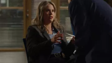 Theory Carissa Blazer worn by Detective Yates (Amy Goodmurphy) as seen in Wild Cards (S03E01)