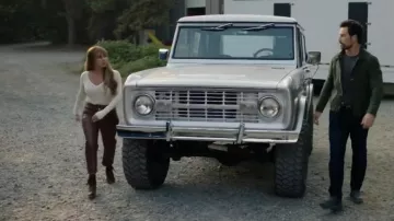 Pantalones Wilfred Melina usados por Max Mitchell (Vanessa Morgan) como se ve en Wild Cards (S03E02)