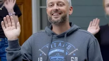 Le Soutien de famille Nate Bargatze Sweat à capuche gris (Nate Bargatze) tel que vu dans Le Soutien de famille