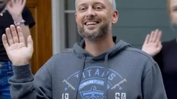Le Soutien de famille Nate Bargatze Sweat à capuche gris (Nate Bargatze) tel que vu dans Le Soutien de famille