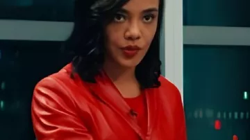 His and Hers S1 Tessa Thompson Red Cuir Blazer utilisé par Anna Andrews (Tessa Thompson) tel que vu dans HIS & HERS (S01)
