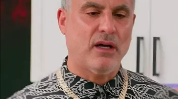 La camisa de estampado de cuerda estilo persa del Valle S01 Reza Farahan usada por (Reza Farahan) tal como se ve en El Valle: Estilo Persa (S01E03)
