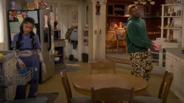 Pantalon cargo Smiley Camo du Marché Woodland porté par Bernard Upshaw (Jermelle Simon-Jones) tel que vu dans The Upshaws (S07E01)