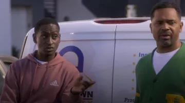 Sweat à capuche Adidas Essential porté par Tony (Mike Estime) tel que vu dans The Upshaws (S07E01)