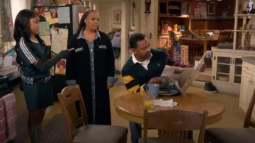 Chemise Akira Leila Oversize boutonnée portée par Regina (Kim Fields) telle que vue dans The Upshaws (S07E02)