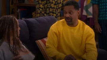 Sweat-shirt à col rond avec le logo Champion C porté par Bennie Upshaw (Mike Epps) tel que vu dans The Upshaws (S07E03)