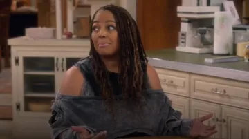 Robe à sweat minéral lavé hors service d’Akira portée par Regina (Kim Fields) telle que vue dans The Upshaws (S07E06)