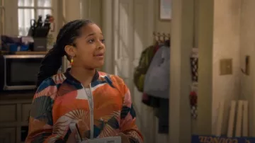 Veste bomber imprimée Dolly de la communauté™ de Sonoma à Brooklyn portée par Maya Upshaw (Journey Christine) telle que vue dans The Upshaws (S07E08)