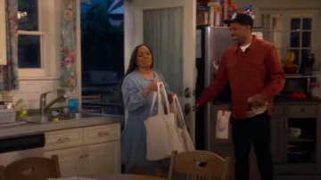 Robe mini en jean Akira All About My Business portée par Regina (Kim Fields) dans l'épisode The Upshaws (S07E11)