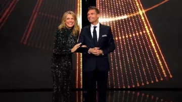 Nadine Merabi Luna Combinaison portée par Vanna White telle que vue dans Celebrity Wheel of Fortune (S06E06)