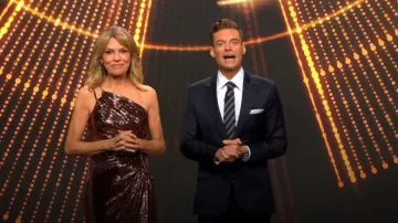 Robe à une épaule de Theia Roxanne portée par Vanna White telle que vue dans Celebrity Wheel of Fortune (S06E07)