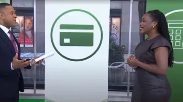 Boucles d'oreilles pendantes Bottega Veneta portées par une mannequin, comme on peut le voir dans l'émission Today le 15 janvier 2026.