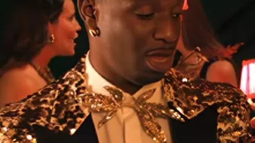 Emily à Paris S05 Samuel Arnold Blazer doré porté par Julien (Samuel Arnold) tel que vu dans Emily à Paris (S05)