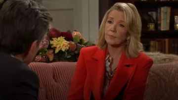 Iris Setlakwe Long Coat rouge porté par Nikki Reed Newman (Melody Thomas-Scott) tel que vu dans The Young and the Restless le 30 décembre 2025