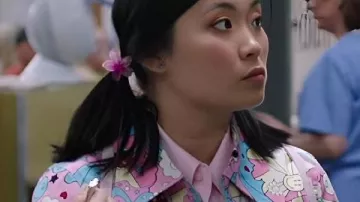 Veste Jasmine Bayes Pink imprimée Casualty S47 portée par Kim Chang (Jasmine Bayes) telle que vue dans Casualty