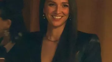 Industry S04 Yasmin Kara-Hanani Blazer en cuir noir porté par Yasmin Kara-Hanani (Marisa Abela) tel que vu dans Industry (S04E01)