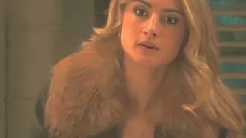 Tell Me Lies S03 Veste à col en fourrure de Grace van Patten portée par Lucy Albright (Grace Van Patten) telle que vue dans Tell Me Lies