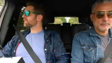 Coupe-vent naval Weekend Offender porté par Adam Farahan tel que vu dans The Valley : Persian Style (S01E02)