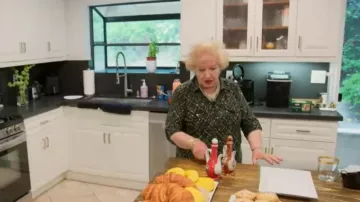 Chemise Échangle Emily Daniels LG Sparkly à manches longues noire boutonnée à col V et collard portée par Natasha Boroumand telle que vue dans The Valley : Persian Style (S01E02)