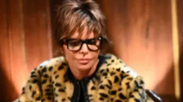 Les Traîtres US S04 Lisa Rinna Veste bombière guépard (Lisa Rinna) dans Les Traîtres