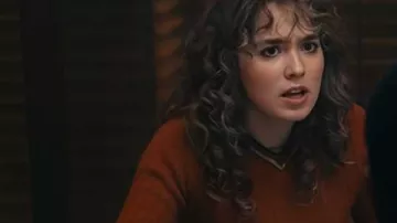 Ponies S01 Twila Hasbeck Orange & Beige Striper Pull porté par Twila (Haley Lu Richardson) dans PONIES