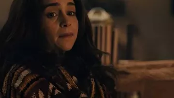 Ponies S01 Cardigan à col châle Emilia Clarke porté par Bea (Emilia Clarke) dans PONIES