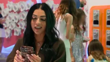 Funda Huahuacase compatible con iPhone 15, usada por Natasha Kashanian Boroumand en The Valley: Persian Style (temporada 1, episodio 2).