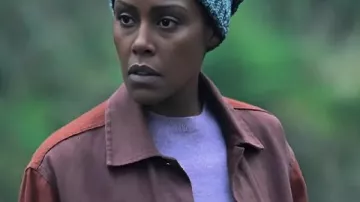 Hijack S02 Christine Adams Veste marron bicolore portée par Marsha Nelson-Smith (Christine Adams) telle que vue dans Hijack