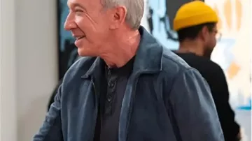 Shifting Gears S02 Tim Allen Veste en suède bleue portée par Matt Parker (Tim Allen) telle que vue dans Shifting Gears (S02)