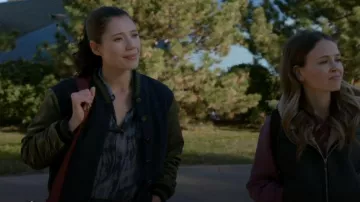 Veste Anthropologie Dolan Navy et Olive Varsity portée par Violet Mikami (Hanako Greensmith) telle que vue dans Chicago Fire (S14E09)