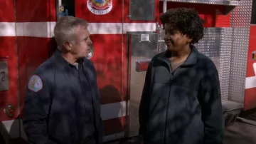 Veste Uniqlo Fleece Full-Zip portée par Isaiah (Hero Hunter) telle que vue dans Chicago Fire (S14E09)