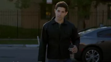 Chaqueta de crucero de tela de hojalata Filson con forro corto, usada por Sal Vásquez (Brandon Larracuente), como se ve en Chicago Fire (temporada 14, episodio 9).
