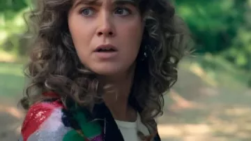 Ponies 2026 Haley Lu Richardson Flower Pailletton Blazer porté par Twila (Haley Lu Richardson) tel que vu dans PONIES (S01E01)