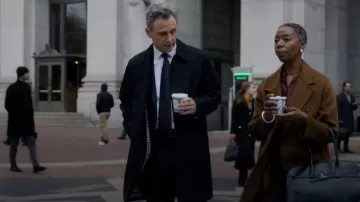 Hugo Boss Manteau Gore-Tex® à col résistant à l’eau porté par Nicholas Baxter (Tony Goldwyn) tel que vu dans Law & Order (S25E10)