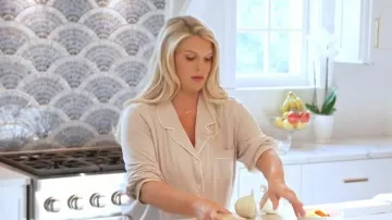 Pijamas largos beige LeCroy que lleva Madison LeCroy tal como se ve en Southern Charm (S11E07)